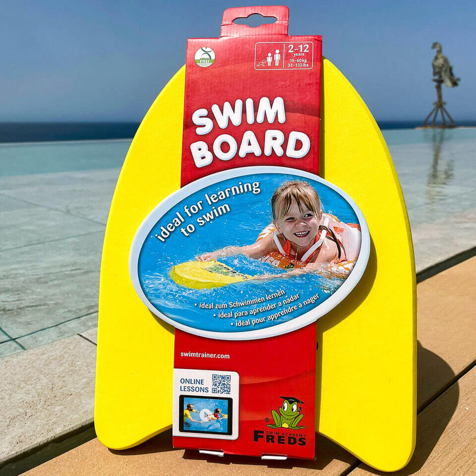 Tavoletta da nuoto gialla Swim Board davanti a un paesaggio di spiaggia soleggiata.
